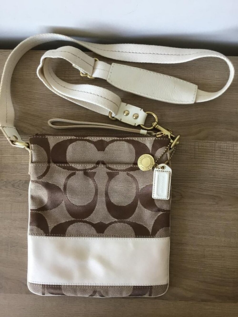 Coach Signature Crossbody Swingpack Bag w/Striking White Leather Stripe